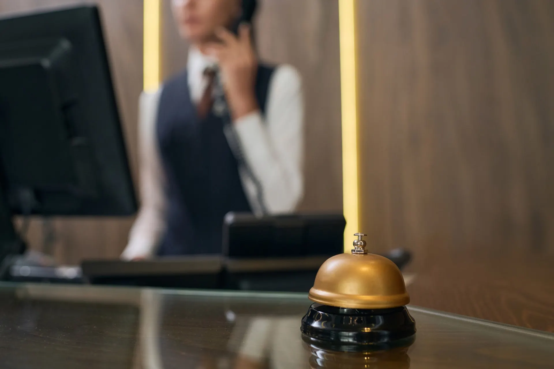 Dzwonek recepcyjny w hotelu jako symbol standardu obsługi gościa